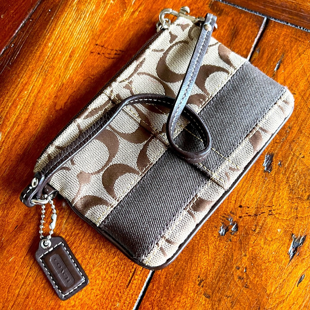 Coach wristlet 🤎